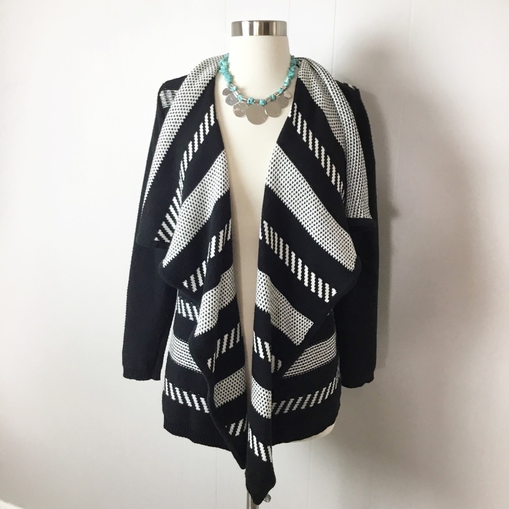 Torrid Black & White Open Front Sweater Size 00 M Size 10 Womens